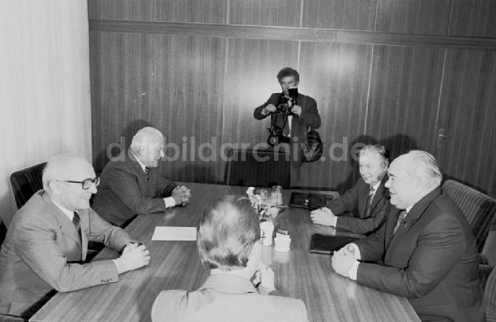 DDR-Bildarchiv: Berlin - 26.11.1986 Erich Honecker empfängt im ZK Viktor Nikonow.