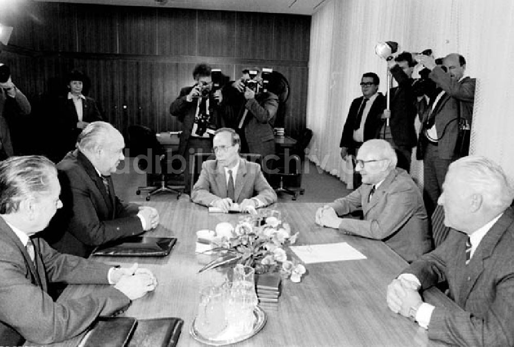 DDR-Fotoarchiv: Berlin - 26.11.1986 Erich Honecker empfängt im ZK Viktor Nikonow.