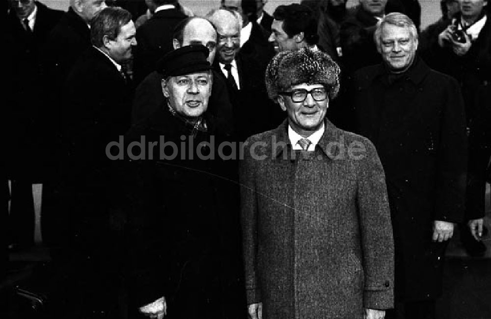 DDR-Fotoarchiv: Schönefeld - Erich Honecker am Flughafen bei der Ankunft von Bundeskanzler. Helmut Schmidt. Foto: Schmidtke
