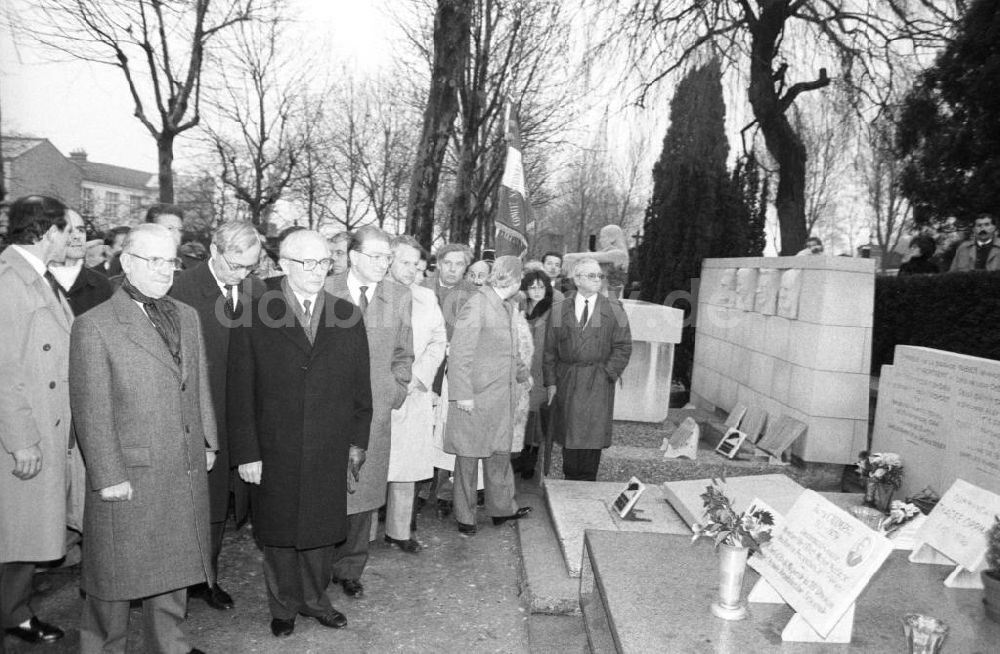 DDR-Fotoarchiv: Paris - Erich Honecker auf dem Friedhof Pere Lachaise in Frankreich-Paris