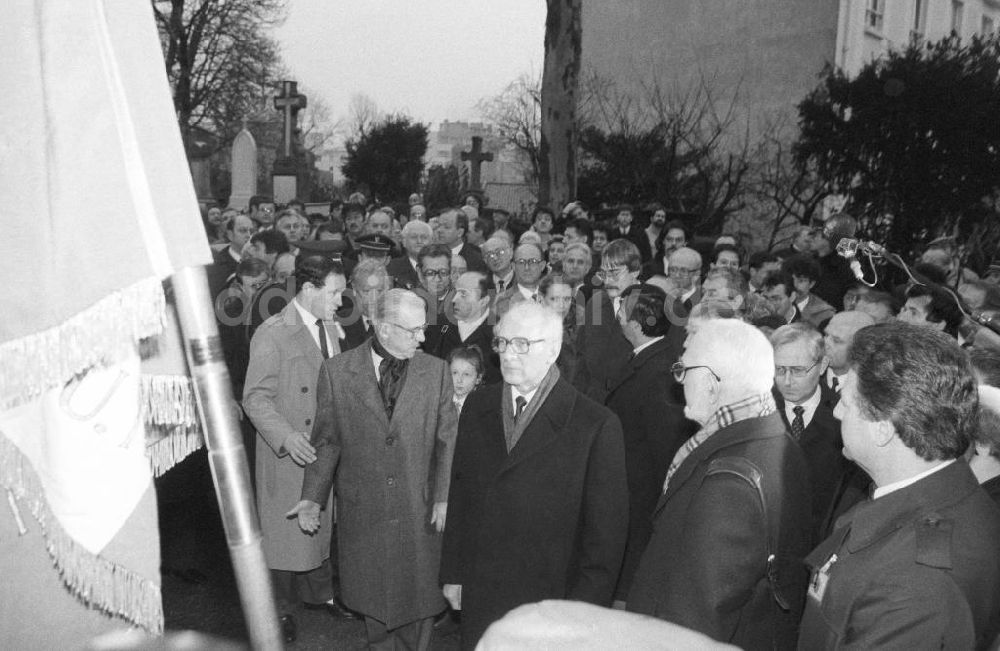 DDR-Bildarchiv: Paris - Erich Honecker auf dem Friedhof Pere Lachaise in Frankreich-Paris
