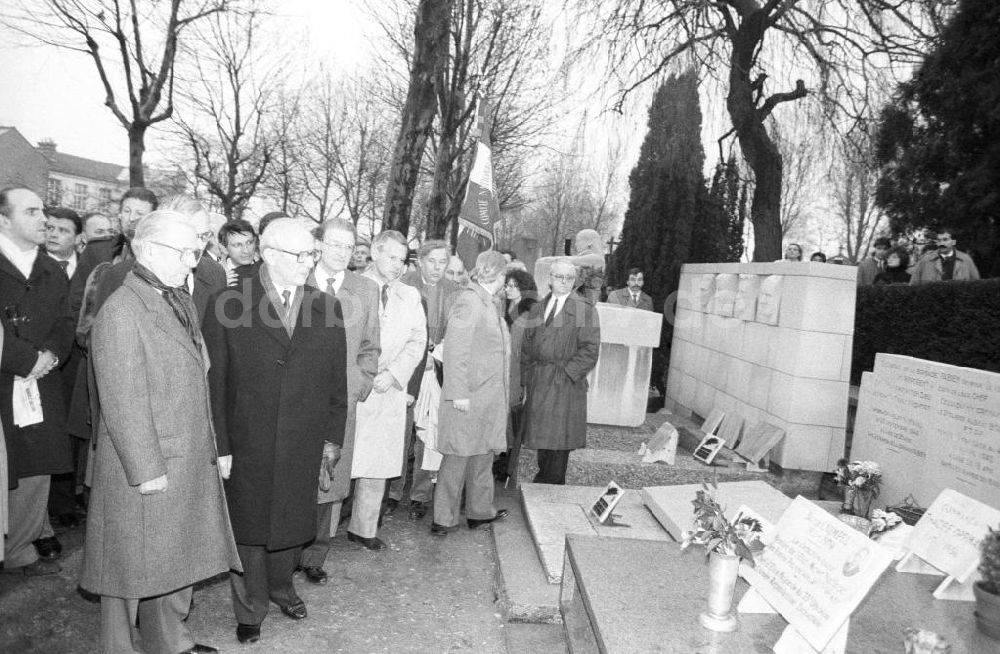 DDR-Fotoarchiv: Paris - Erich Honecker auf dem Friedhof Pere Lachaise in Frankreich-Paris