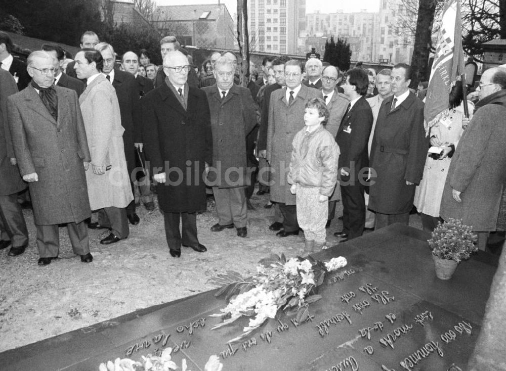 Paris: Erich Honecker auf dem Friedhof Pere Lachaise in Frankreich-Paris