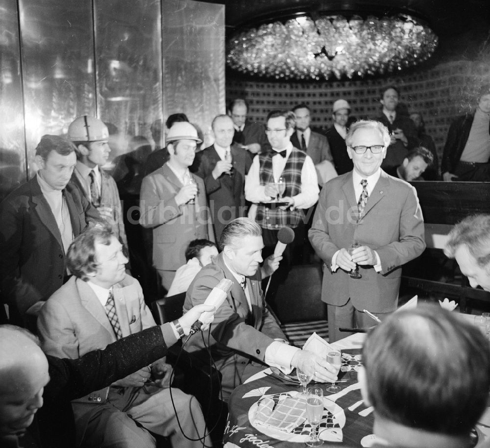 DDR-Bildarchiv: Berlin - Erich Honecker zu Gast in einer Fischgaststätte in Berlin, der ehemaligen Hauptstadt der DDR, Deutsche Demokratische Republik