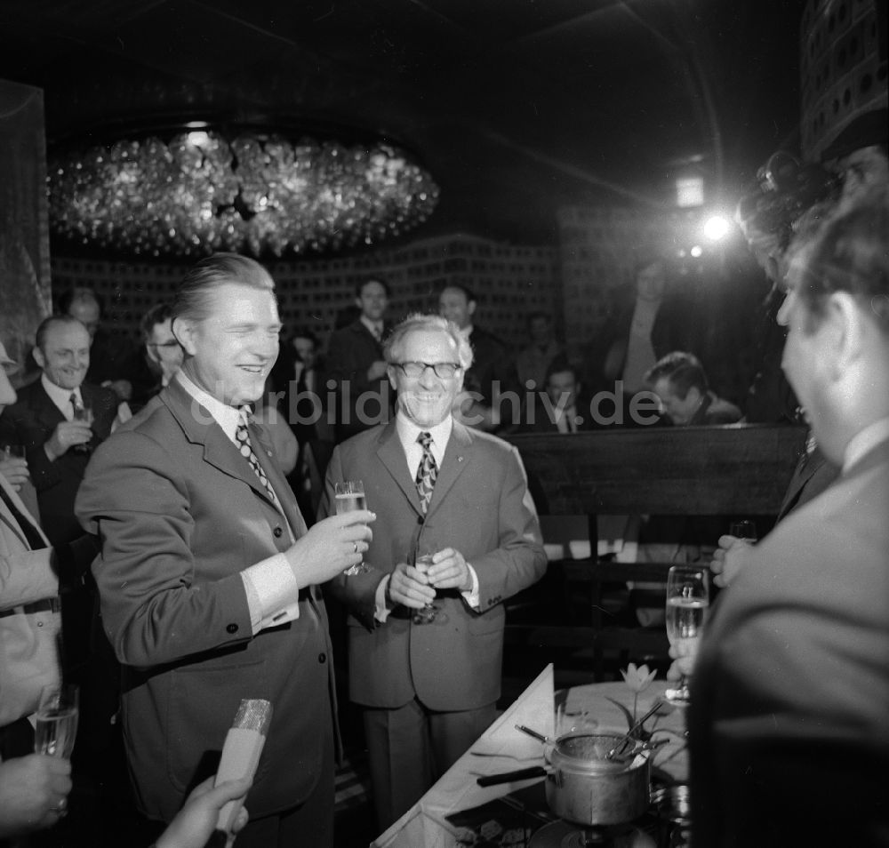 DDR-Fotoarchiv: Berlin - Erich Honecker zu Gast in einer Fischgaststätte in Berlin, der ehemaligen Hauptstadt der DDR, Deutsche Demokratische Republik