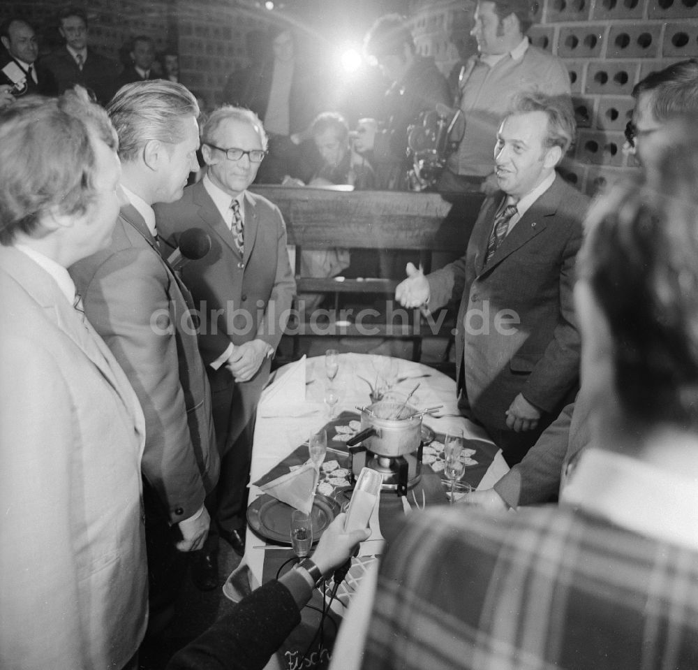 Berlin: Erich Honecker zu Gast in einer Fischgaststätte in Berlin, der ehemaligen Hauptstadt der DDR, Deutsche Demokratische Republik