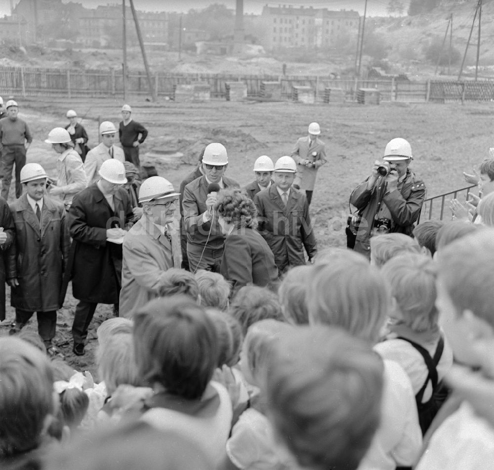 DDR-Fotoarchiv: Berlin - Erich Honecker zu Gast an der 25. Polytechnische Oberschule (POS) in Berlin, der ehemaligen Hauptstadt der DDR, Deutsche Demokratische Republik