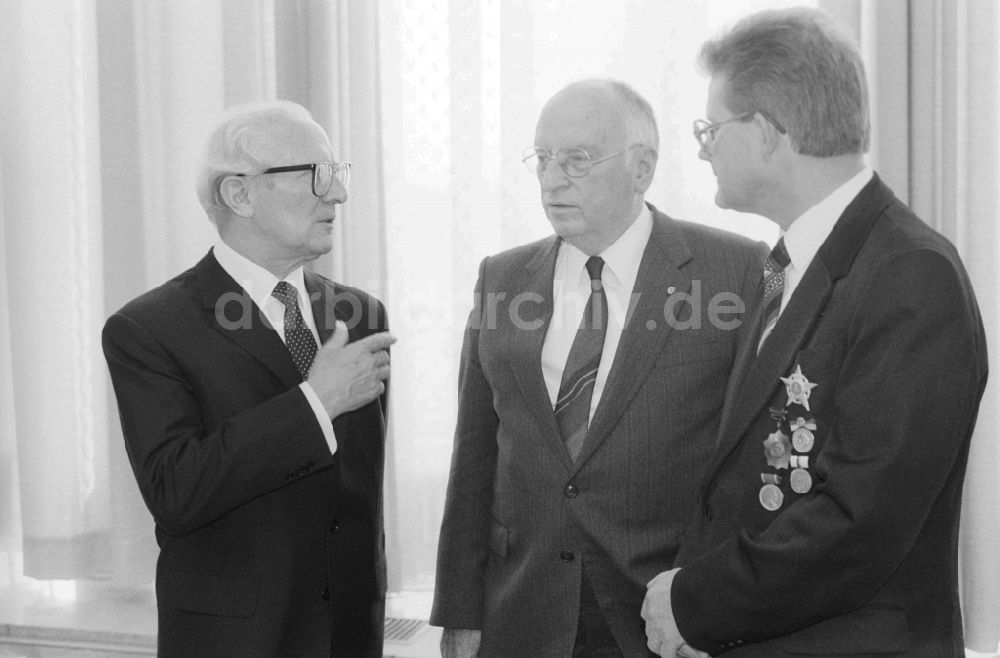 Berlin: Erich Honecker (1912 - 1994), Generalsekretär des Zentralkomitees (ZK) der SED, Erich Mückenberger (1910 - 1998) Vorsitzender die Zentrale Parteikontrollkommission der SED in Berlin der ehemaligen Hauptstadt der DDR, Deutsche Demokratische Republik