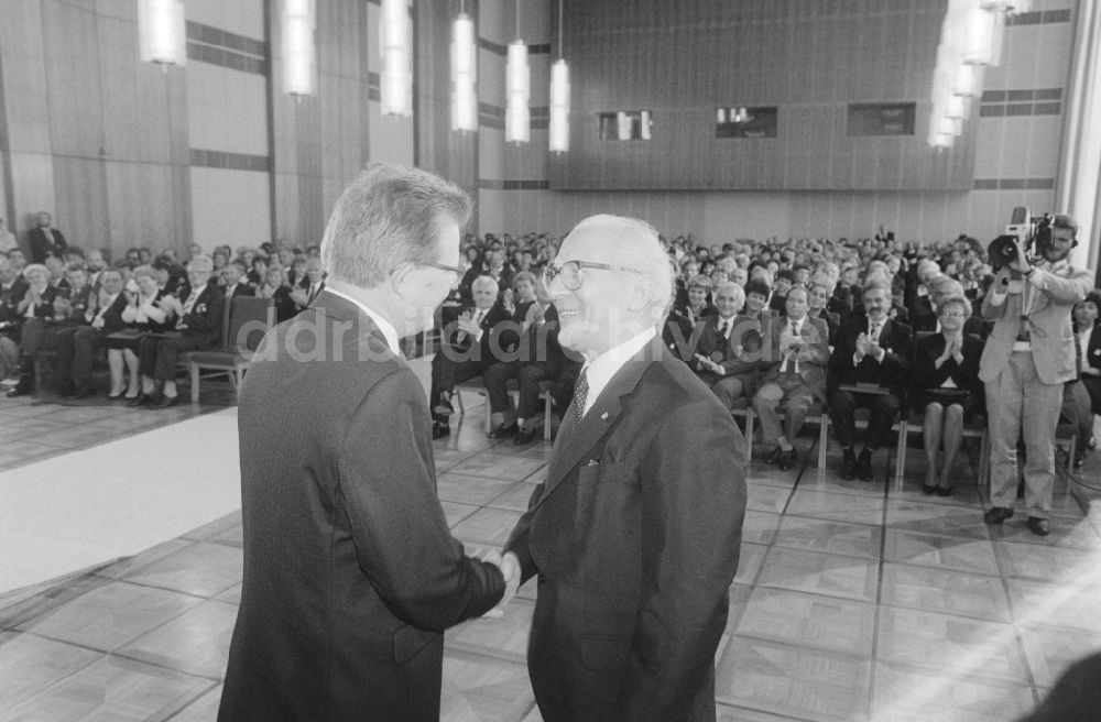 DDR-Bildarchiv: Berlin - Erich Honecker (1912 - 1994), Generalsekretär des Zentralkomitees (ZK) der SED , zeichnet verdiente Lehrer in Berlin aus, der ehemaligen Hauptstadt der DDR, Deutsche Demokratische Republik