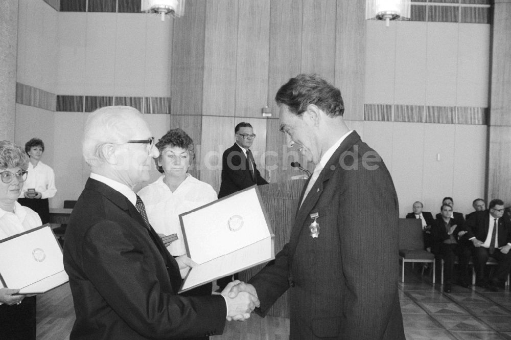 DDR-Fotoarchiv: Berlin - Erich Honecker (1912 - 1994), Generalsekretär des Zentralkomitees (ZK) der SED , zeichnet verdiente Lehrer in Berlin aus, der ehemaligen Hauptstadt der DDR, Deutsche Demokratische Republik