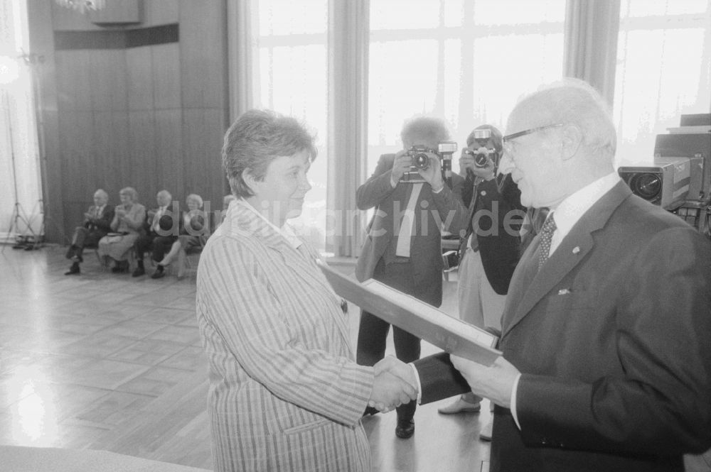 Berlin: Erich Honecker (1912 - 1994), Generalsekretär des Zentralkomitees (ZK) der SED , zeichnet verdiente Lehrer in Berlin aus, der ehemaligen Hauptstadt der DDR, Deutsche Demokratische Republik
