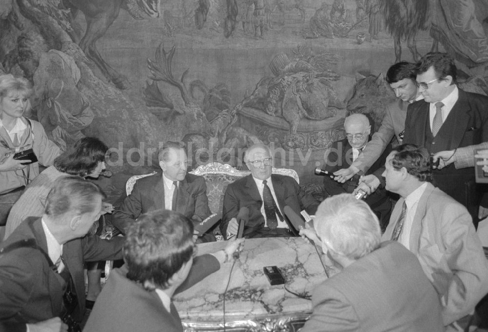 DDR-Bildarchiv: Prag - Erich Honecker und der Generalsekretär Milouš Jakeš in Prag in Tschechische Republik