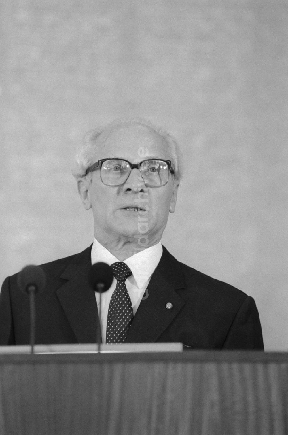 DDR-Bildarchiv: Berlin - Erich Honecker (1912 - 1994), Generalsekretär des Zentralkomitees (ZK) der SED, in Berlin, der ehemaligen Hauptstadt der DDR, Deutsche Demokratische Republik