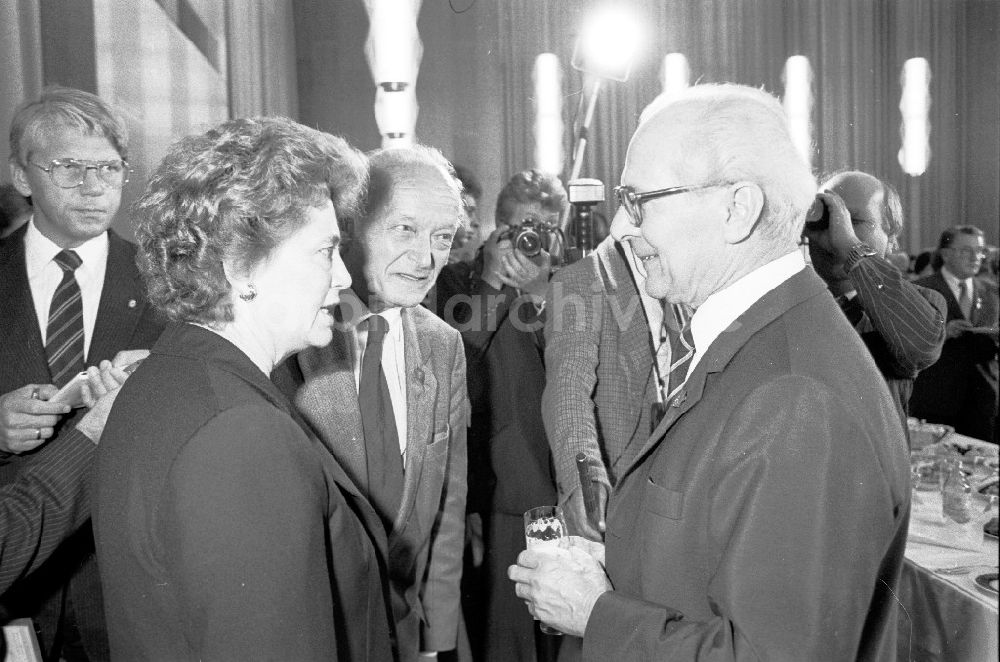 DDR-Bildarchiv: Berlin - Erich Honecker im Gespräch mit Partisanin Walkira Terradura
