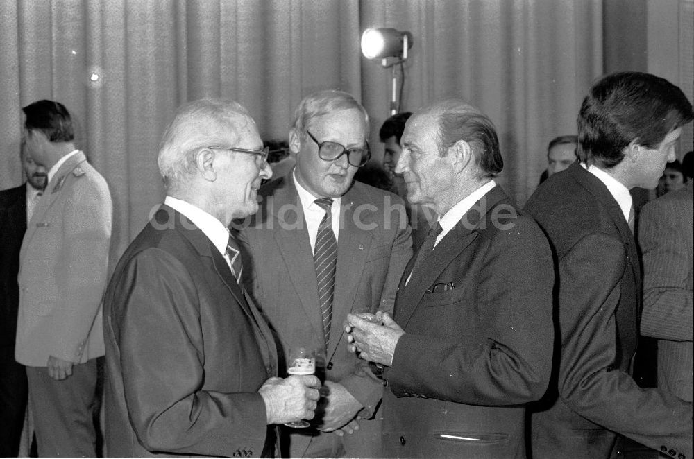 DDR-Fotoarchiv: Berlin - Erich Honecker im Gespräch mit Vizepräsident der FIR