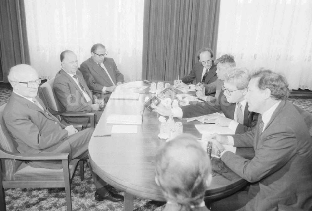 Berlin: Erich Honecker(1912 - 1994), gewährte amerikanischen Journalisten der Washington Post und Newsweek ein Interview in Berlin, der ehemaligen Hauptstadt der DDR, Deutsche Demokratische Republik