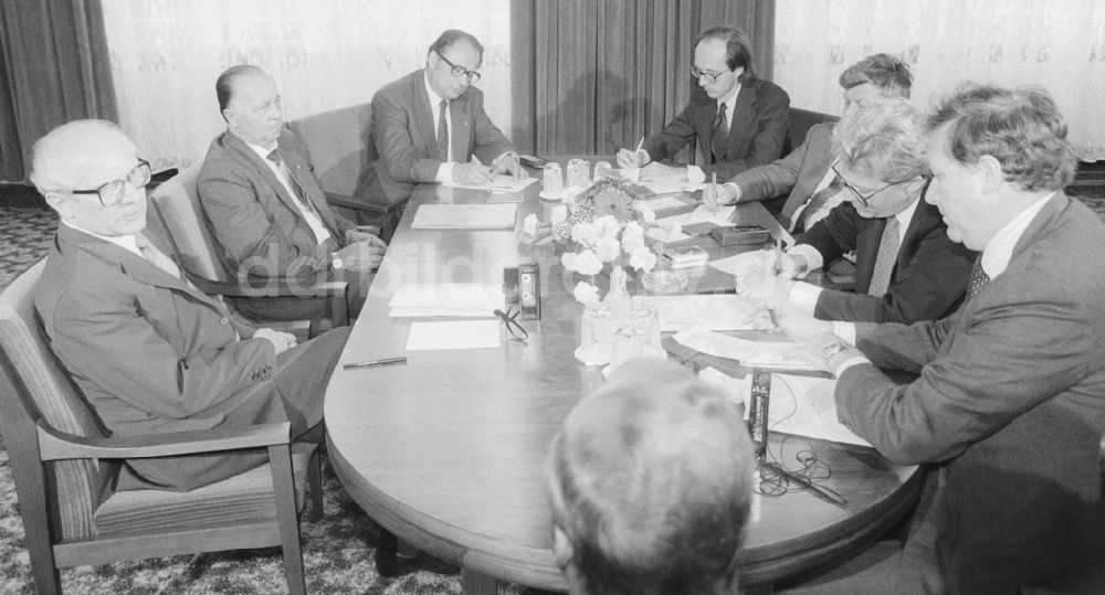 DDR-Bildarchiv: Berlin - Erich Honecker(1912 - 1994), gewährte amerikanischen Journalisten der Washington Post und Newsweek ein Interview in Berlin, der ehemaligen Hauptstadt der DDR, Deutsche Demokratische Republik