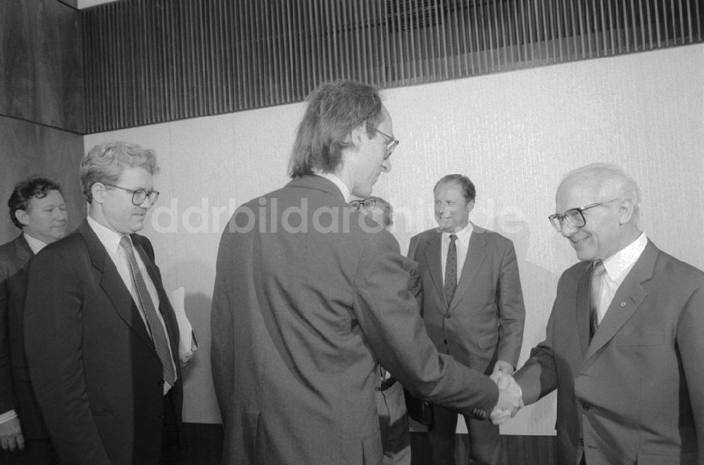 DDR-Bildarchiv: Berlin - Erich Honecker(1912 - 1994), gewährte amerikanischen Journalisten der Washington Post und Newsweek ein Interview in Berlin, der ehemaligen Hauptstadt der DDR, Deutsche Demokratische Republik