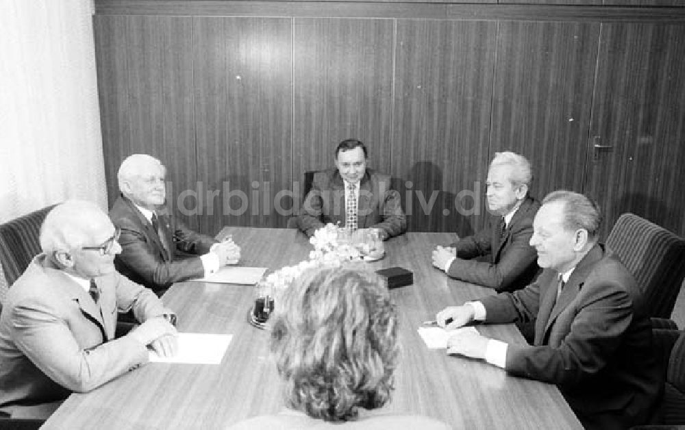 DDR-Bildarchiv: Berlin - Erich Honecker und Günther Mittag empfängt im Zentralkomitee Milos Jakez und Miloslav Kruskovic CSSR Umschlagnr