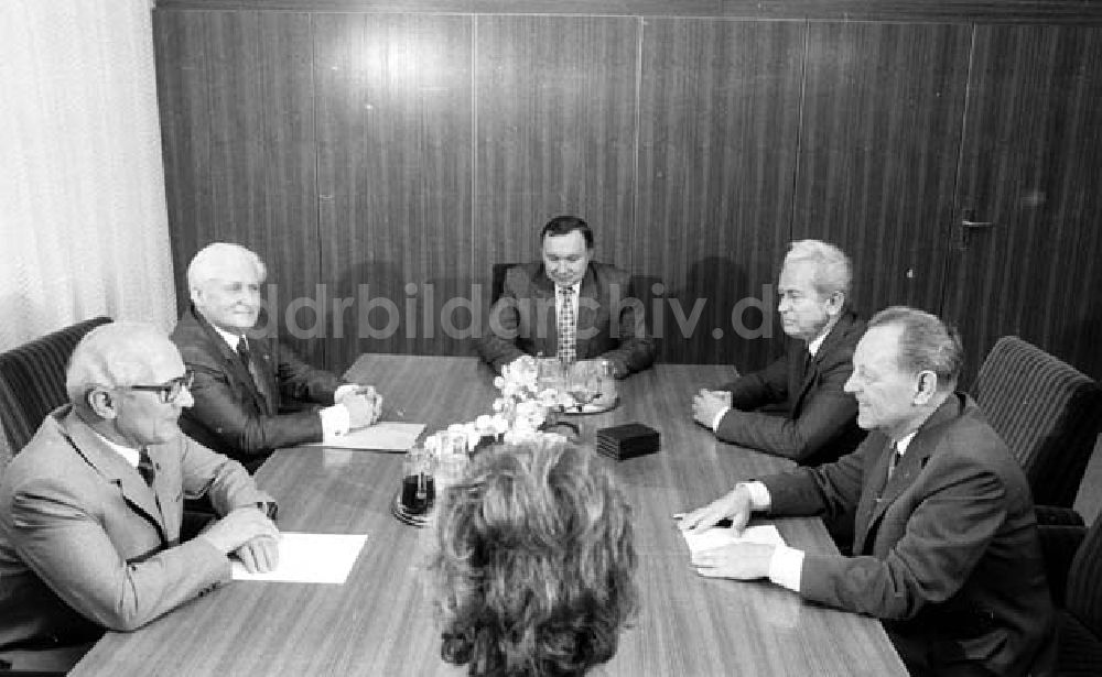 DDR-Bildarchiv: Berlin - Erich Honecker und Günther Mittag empfängt im Zentralkomitee Milos Jakez und Miloslav Kruskovic CSSR Umschlagnr