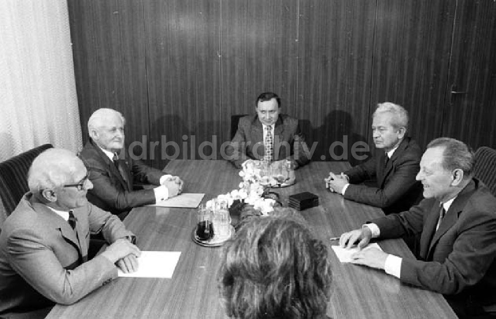 DDR-Fotoarchiv: Berlin - Erich Honecker und Günther Mittag empfängt im Zentralkomitee Milos Jakez und Miloslav Kruskovic CSSR Umschlagnr