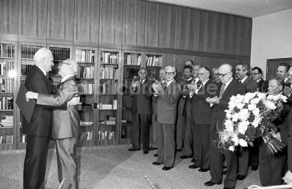 DDR-Fotoarchiv: Berlin - 08.10.1986 Erich Honecker gratuliert Günter Mittag zum 60.Geburt