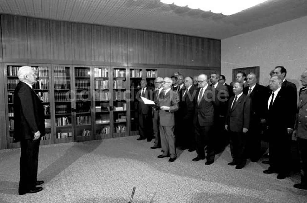 DDR-Bildarchiv: Berlin - 08.10.1986 Erich Honecker gratuliert Günter Mittag zum 60.Geburt