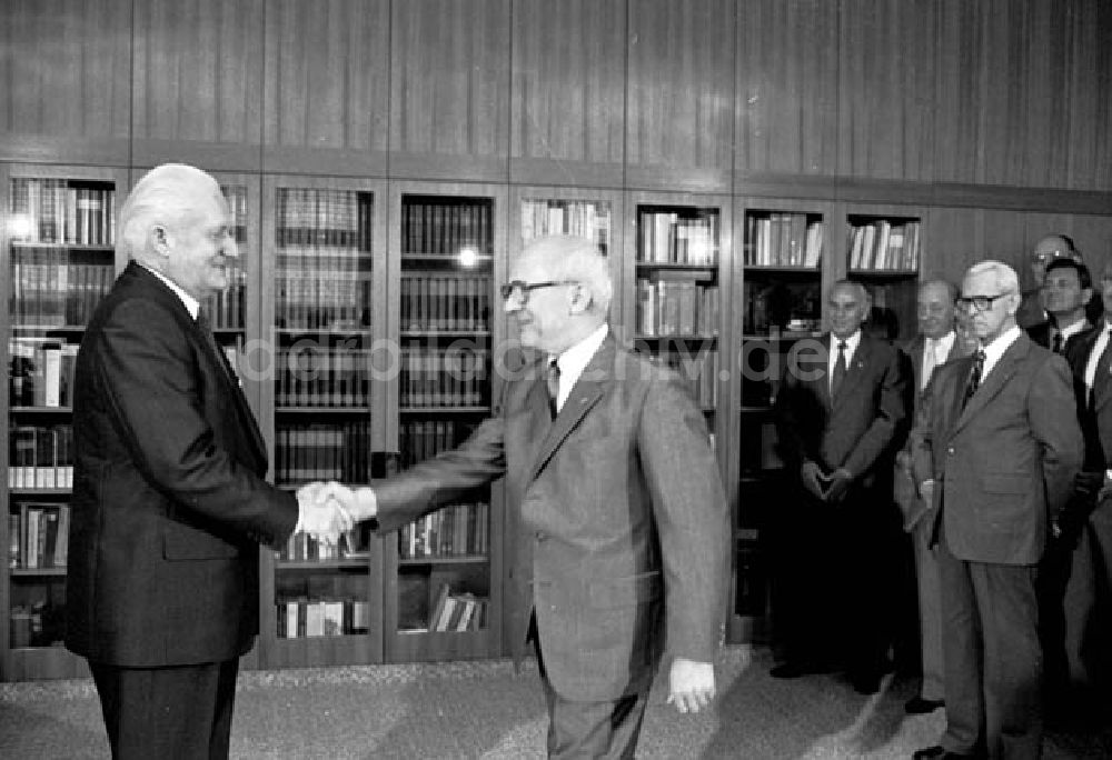 Berlin: 08.10.1986 Erich Honecker gratuliert Günter Mittag zum 60.Geburt