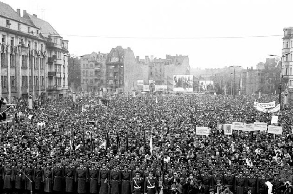 DDR-Bildarchiv: Halle - 21.03.1986 Erich Honecker auf Großkundgebung in Halle anläßlich