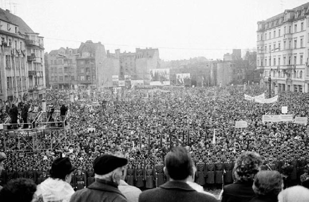 Halle: 21.03.1986 Erich Honecker auf Großkundgebung in Halle anläßlich