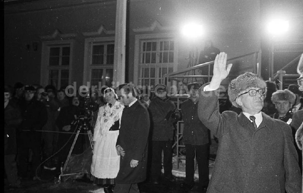 DDR-Fotoarchiv: Güstrow / Mecklenburg-Vorpommern - Erich Honecker und Helmut Schmidt auf dem Bahnhof in Güstrow (Mecklenburg-Vorpommern). Foto: Lange