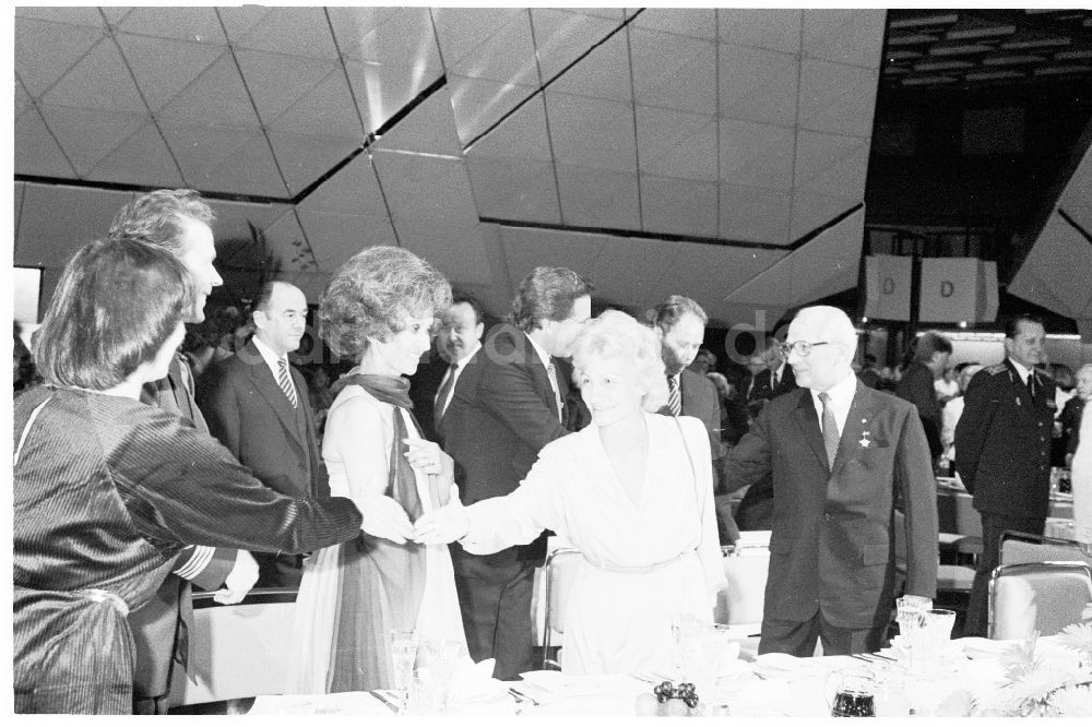 Berlin: 07.10.1986 Erich Honecker hält Aussprache im Palast der Republik