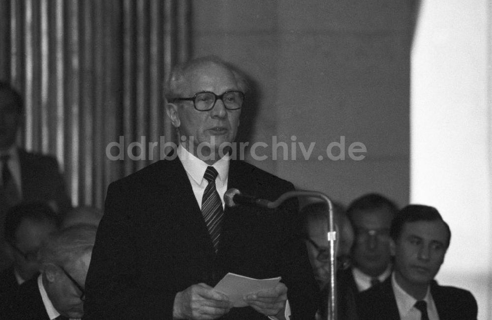 DDR-Fotoarchiv: Paris - Erich Honecker hält eine Rede im Rathaus in Frankreich-Paris