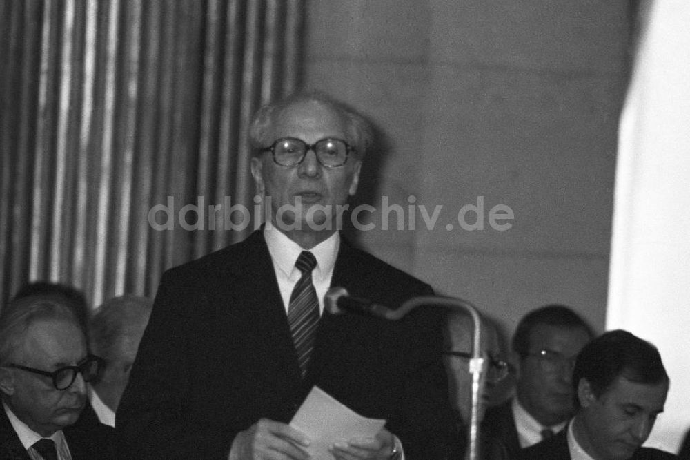 DDR-Bildarchiv: Paris - Erich Honecker hält eine Rede im Rathaus in Frankreich-Paris