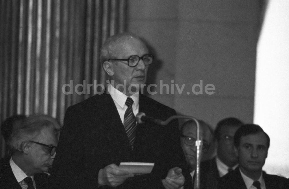 DDR-Fotoarchiv: Paris - Erich Honecker hält eine Rede im Rathaus in Frankreich-Paris