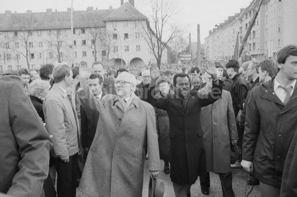 DDR-Bildarchiv: Berlin - Erich Honecker (1912 - 1994) und internationale Gäste bei der feierlichen Enthüllung vom Ernst-Thälmann-Denkmal im Ernst-Thälmann-Park in Berlin, der ehemaligen Hauptstadt der DDR, Deutsche Demokratische Republik