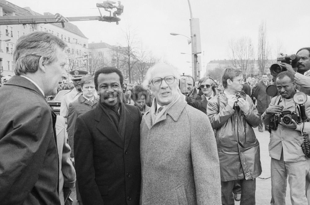 DDR-Fotoarchiv: Berlin - Erich Honecker (1912 - 1994) und internationale Gäste bei der feierlichen Enthüllung vom Ernst-Thälmann-Denkmal im Ernst-Thälmann-Park in Berlin, der ehemaligen Hauptstadt der DDR, Deutsche Demokratische Republik