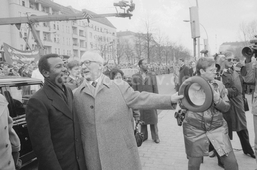 Berlin: Erich Honecker (1912 - 1994) und internationale Gäste bei der feierlichen Enthüllung vom Ernst-Thälmann-Denkmal im Ernst-Thälmann-Park in Berlin, der ehemaligen Hauptstadt der DDR, Deutsche Demokratische Republik
