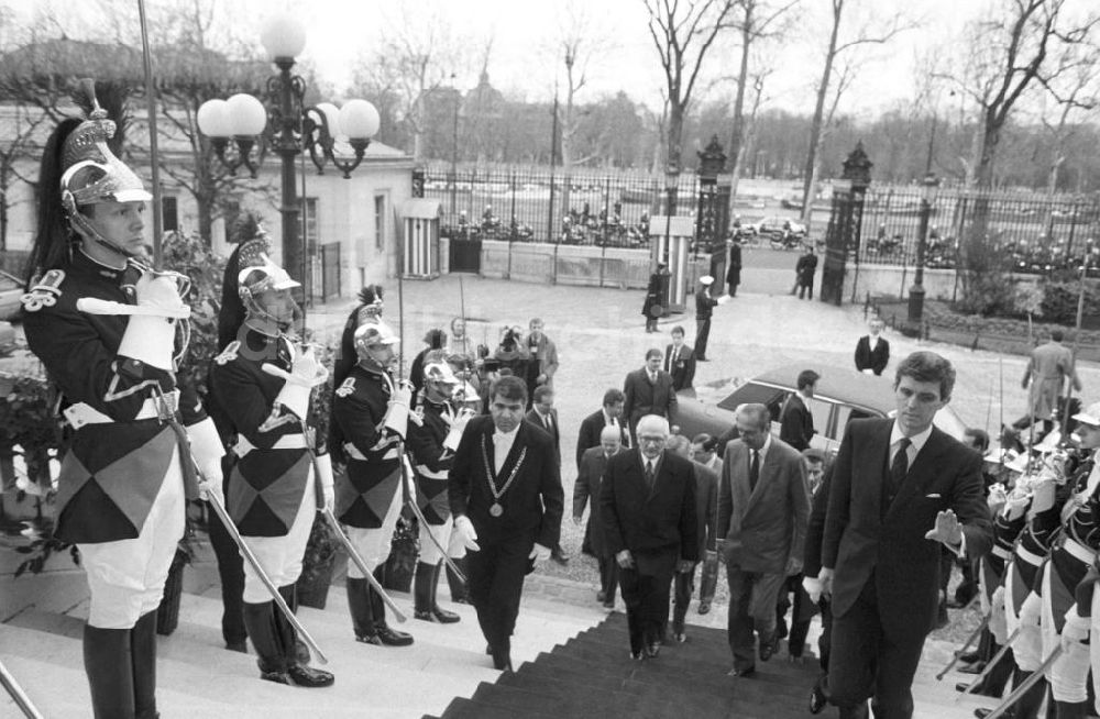 Paris: Erich Honecker und Jacques Chirac betreten das Palais Bourbon in Frankreich-Paris
