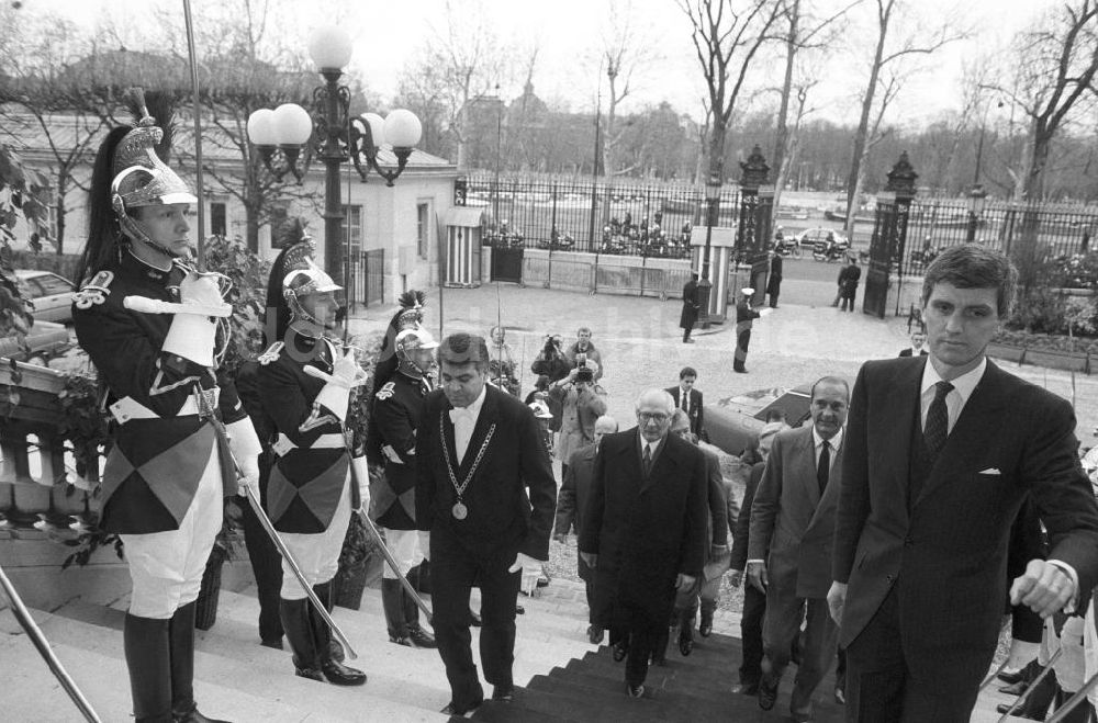 DDR-Fotoarchiv: Paris - Erich Honecker und Jacques Chirac betreten das Palais Bourbon in Frankreich-Paris