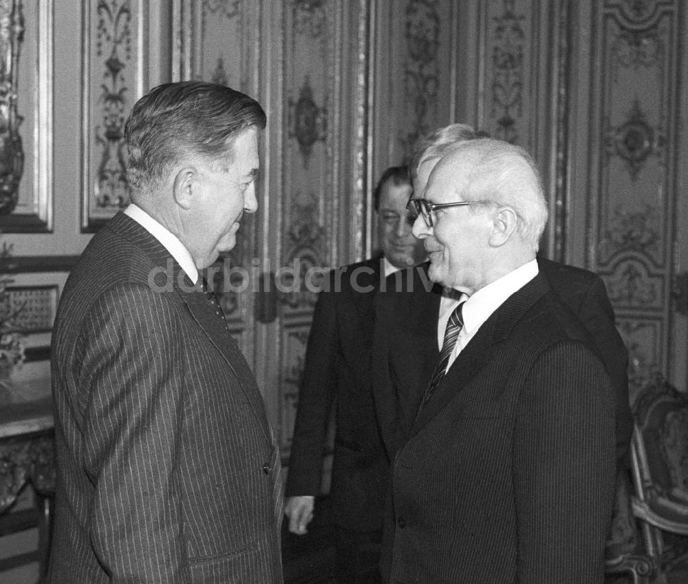 Paris: Erich Honecker mit Jean Bernard Raimond beim Staatsbesuch in Frankreich-Paris