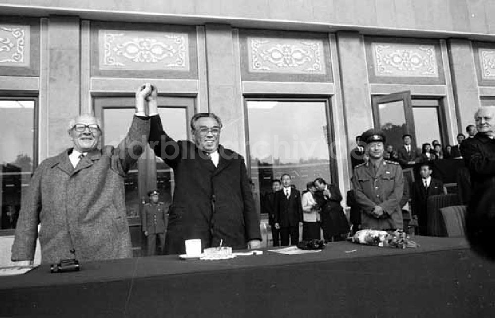 DDR-Bildarchiv: Pjöngjang - Erich Honecker mit Kim Il-Sung in Pjöngjang in Nordkorea. Foto: Burkhard Lange