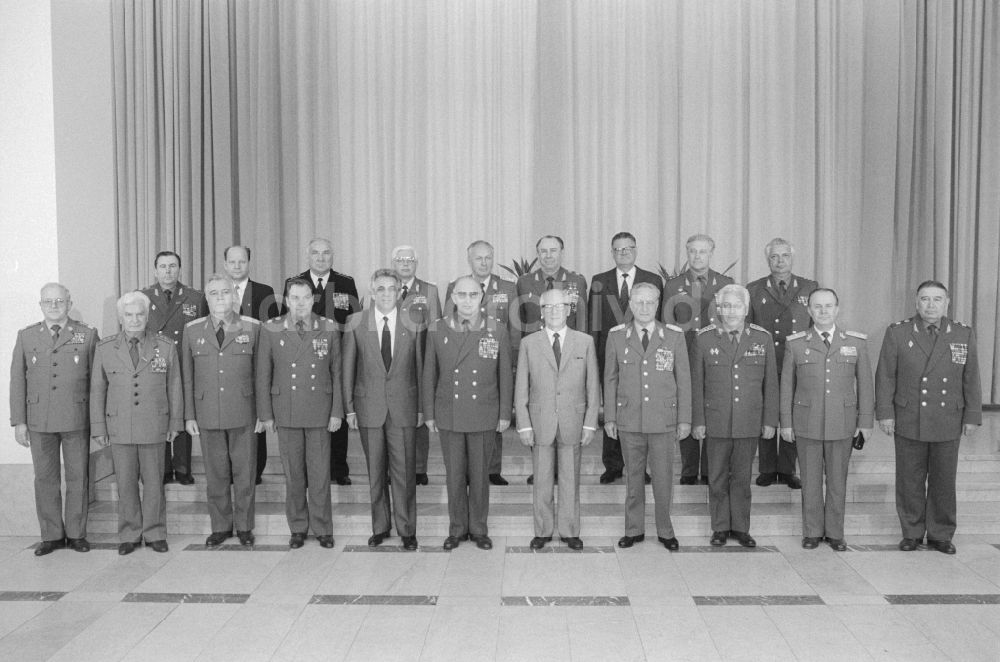 Berlin: Erich Honecker und die Mitglieder des Militärrates und Stabes der Vereinten Streitkräfte in Berlin, der ehemaligen Hauptstadt der DDR