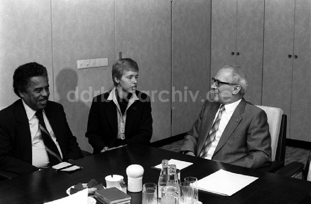 DDR-Bildarchiv: Berlin - Erich Honecker und Ruben Dario Souza im Hause des Zentralkomitees