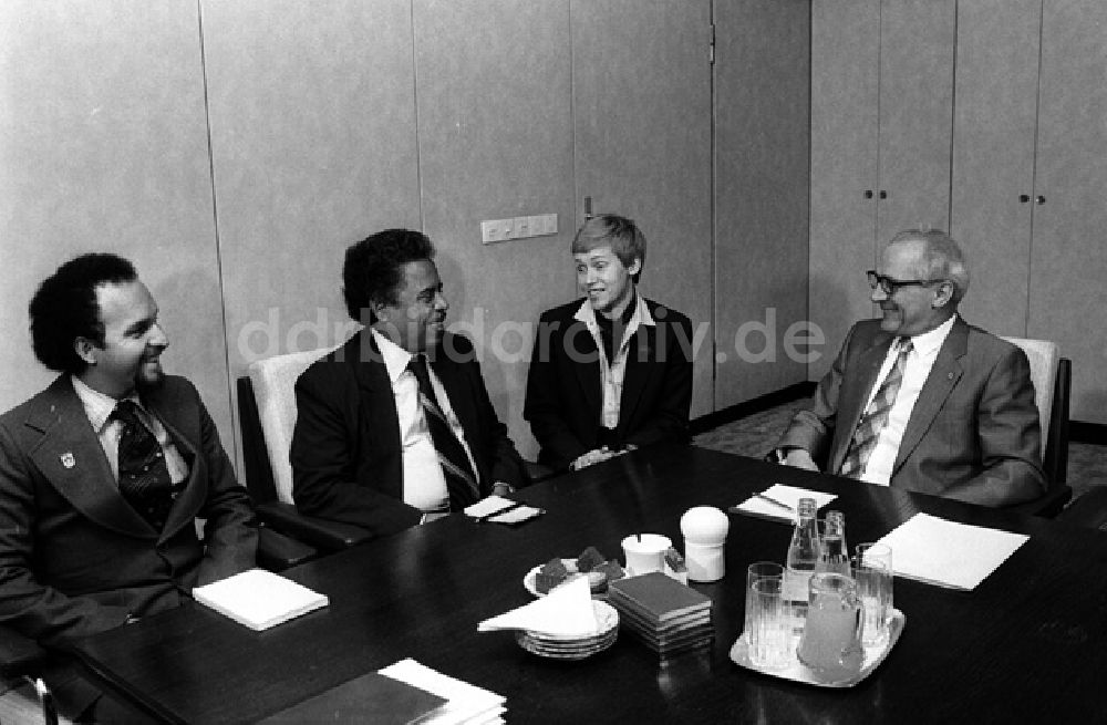 DDR-Fotoarchiv: Berlin - Erich Honecker und Ruben Dario Souza im Hause des Zentralkomitees