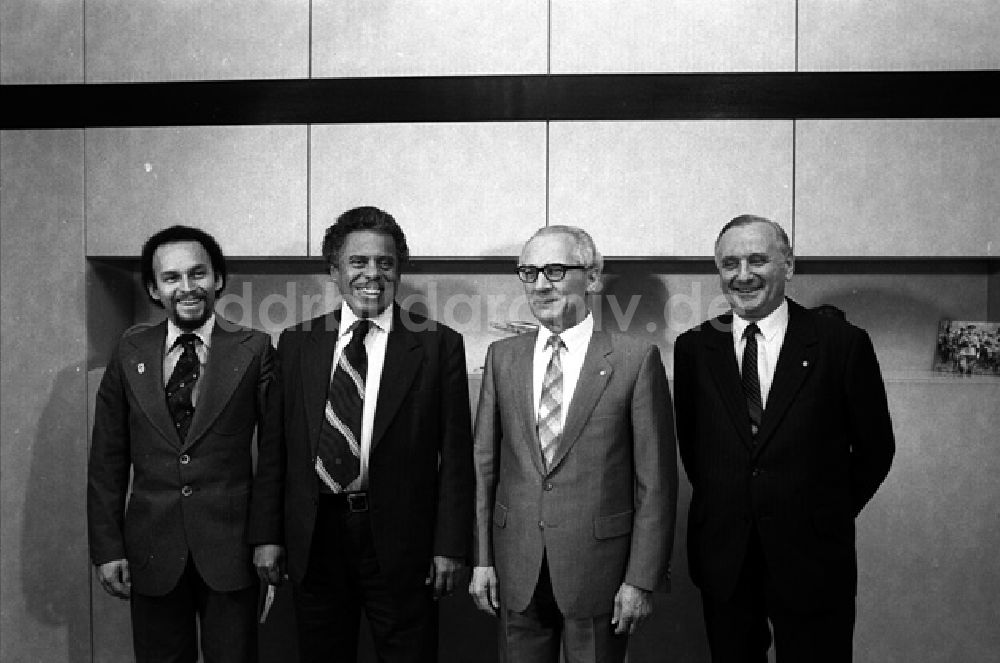 Berlin: Erich Honecker und Ruben Dario Souza im Hause des Zentralkomitees