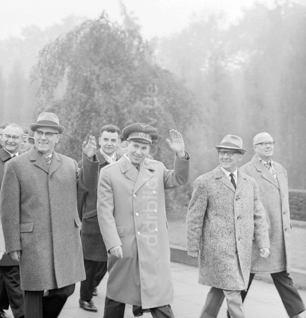 DDR-Fotoarchiv: Berlin - Erich Honecker, der sowjetischer Kosmonaut Alexei Archipowitsch Leonow und Willy Stoph (v.r.n.l.) in Berlin, der ehemaligen Hauptstadt der DDR, Deutsche Demokratische Republik
