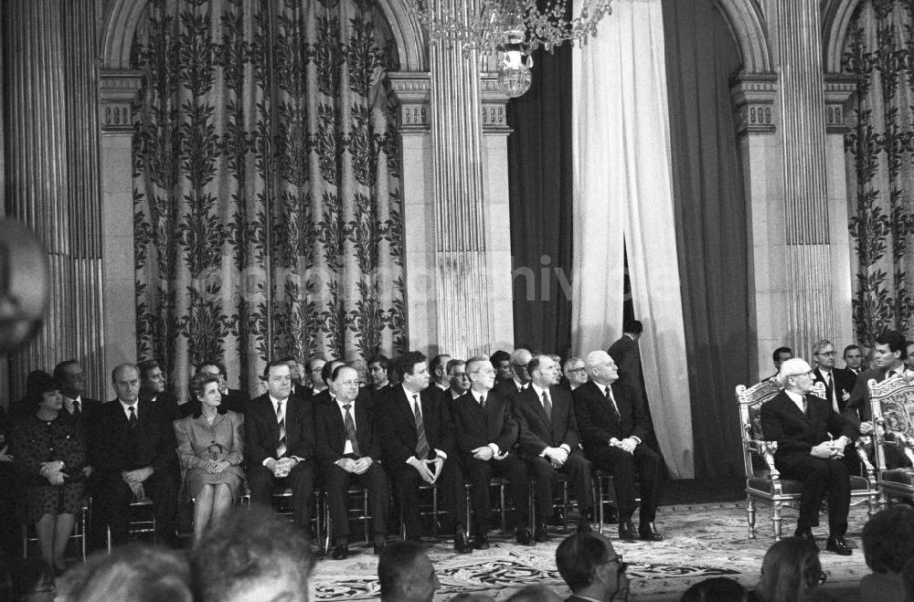 Paris: Erich Honecker während der Rede von Jacques Chirac im Rathaus in Frankreich-Paris