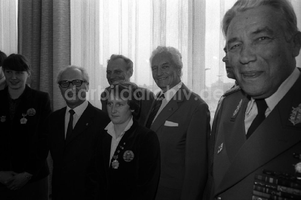 DDR-Fotoarchiv: Berlin - Erich Honecker zeichnete unserer erfolgreichen Wintersportler aus. (497)