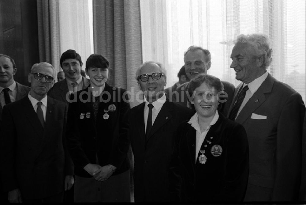 DDR-Bildarchiv: Berlin - Erich Honecker zeichnete unserer erfolgreichen Wintersportler aus. (497)